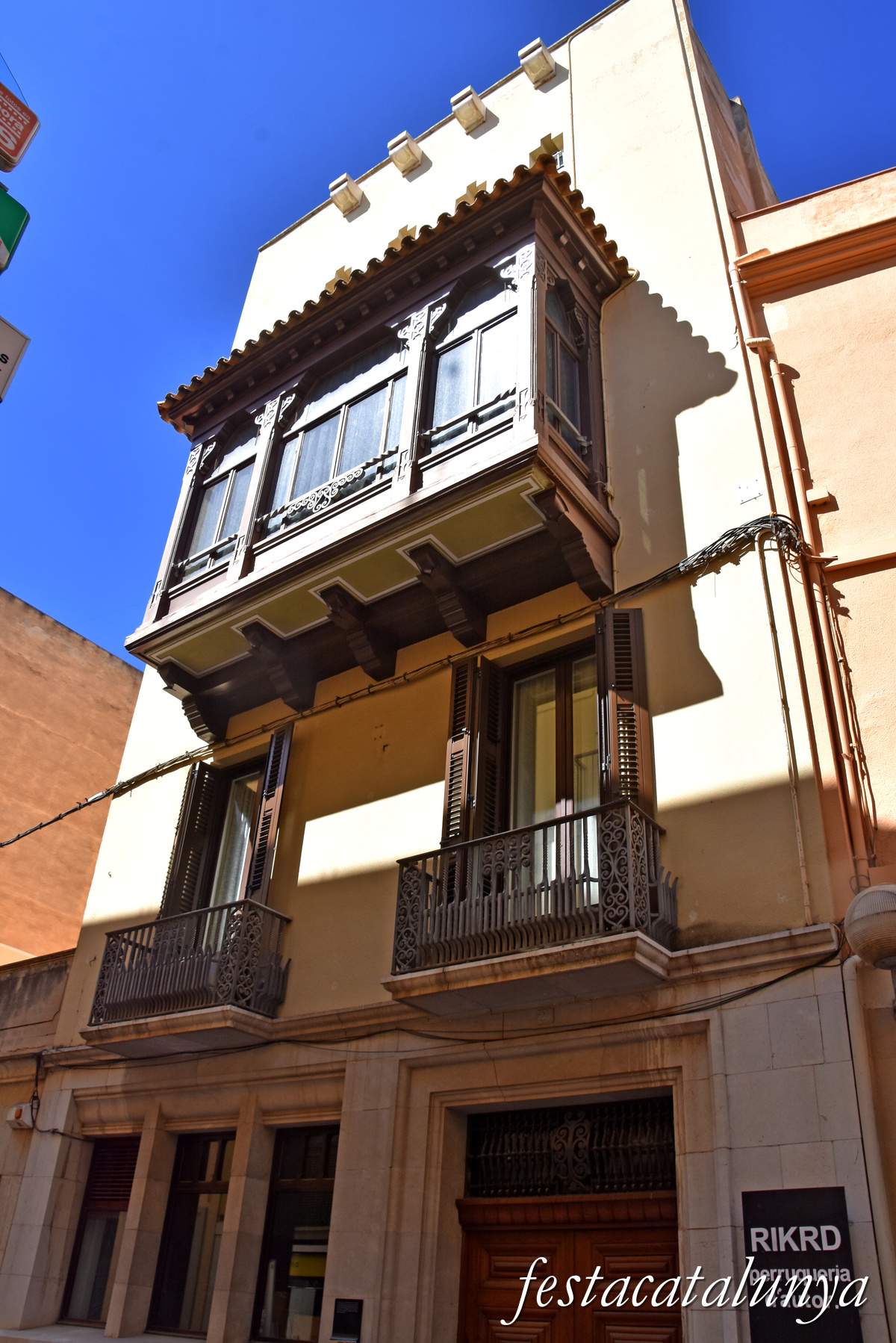 H.- Casa Comet al carrer Peralada de Figueres