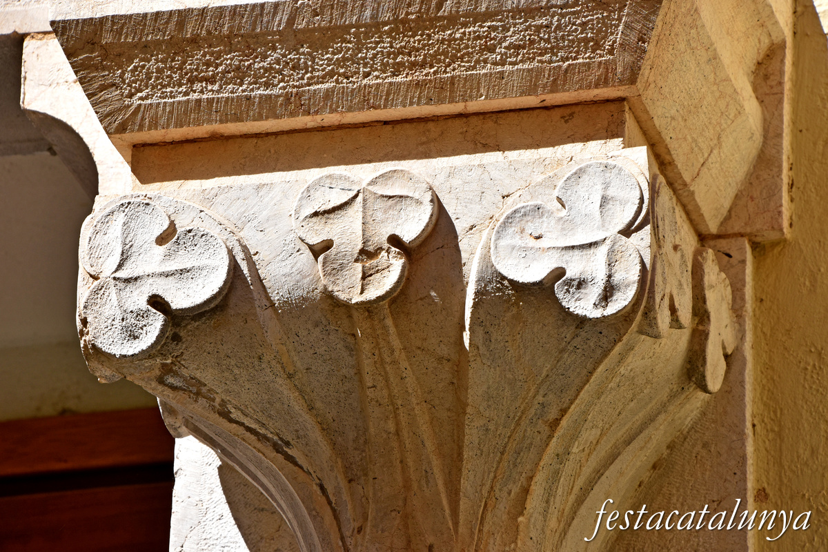 J.- Capella de les Escoles Pies al carrer Peralada de Figueres