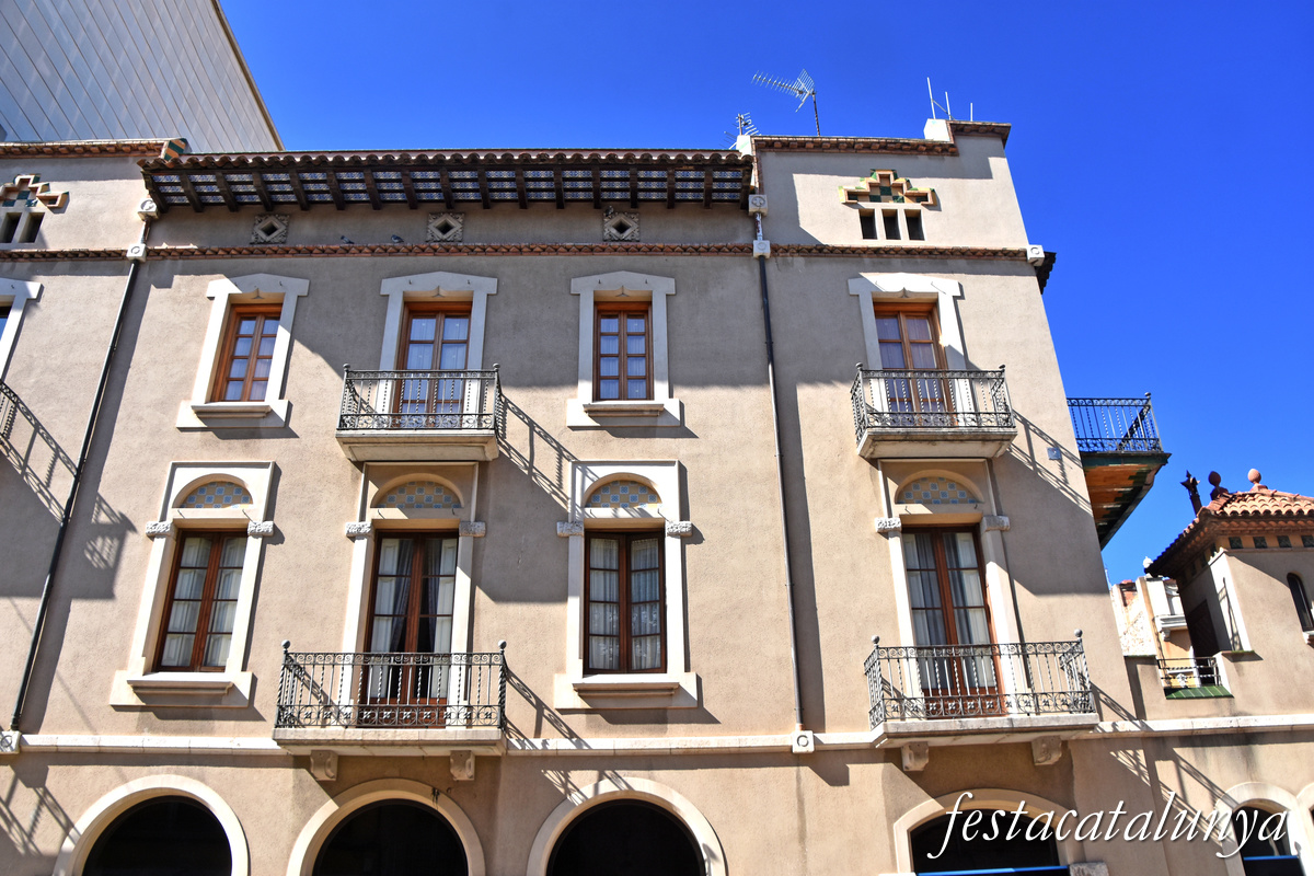 Figueres - Casa de Mas Roger al carrer Monturiol