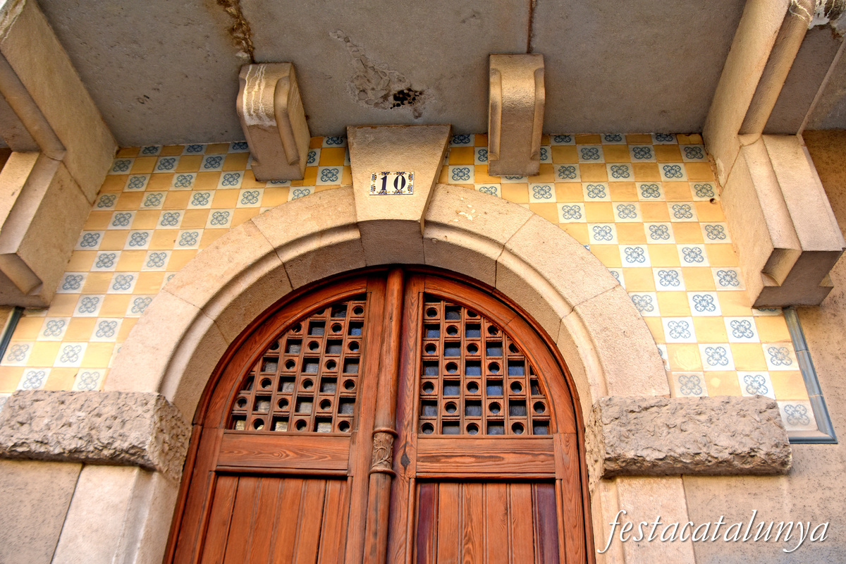 Figueres - Casa de Mas Roger al carrer Monturiol 