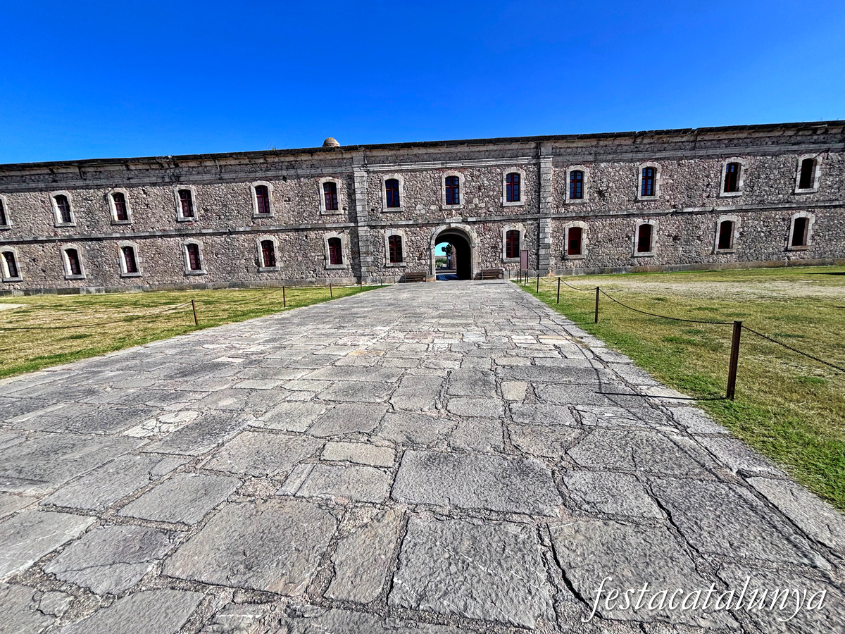 Figueres - El pati d'armes del Castell de Sant Ferran