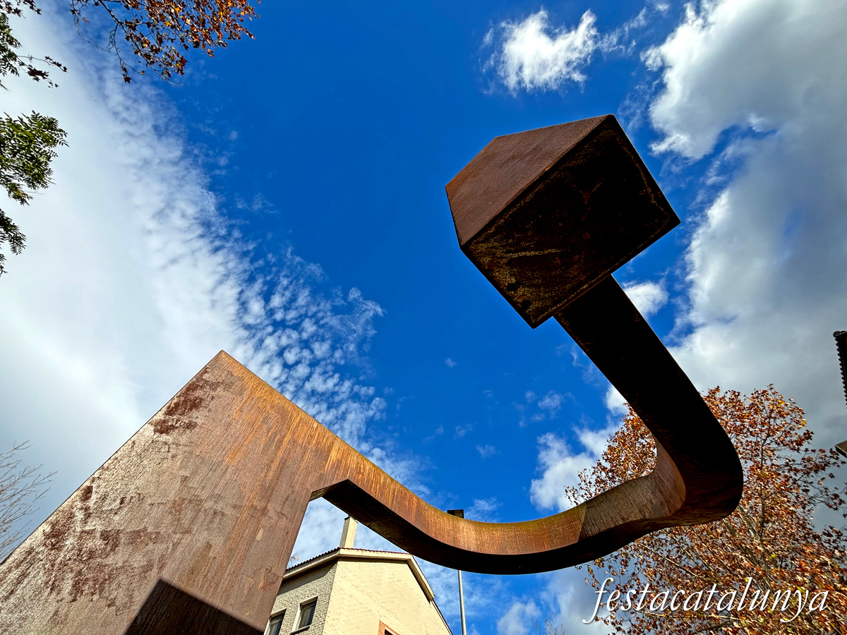 Pallejà - Escultura L'Abraçada 