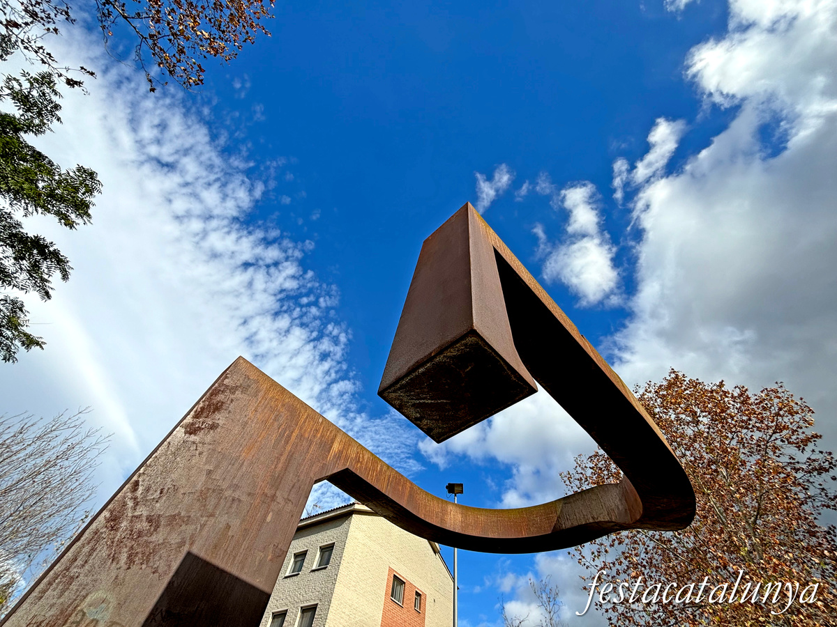 Pallejà - Escultura L'Abraçada