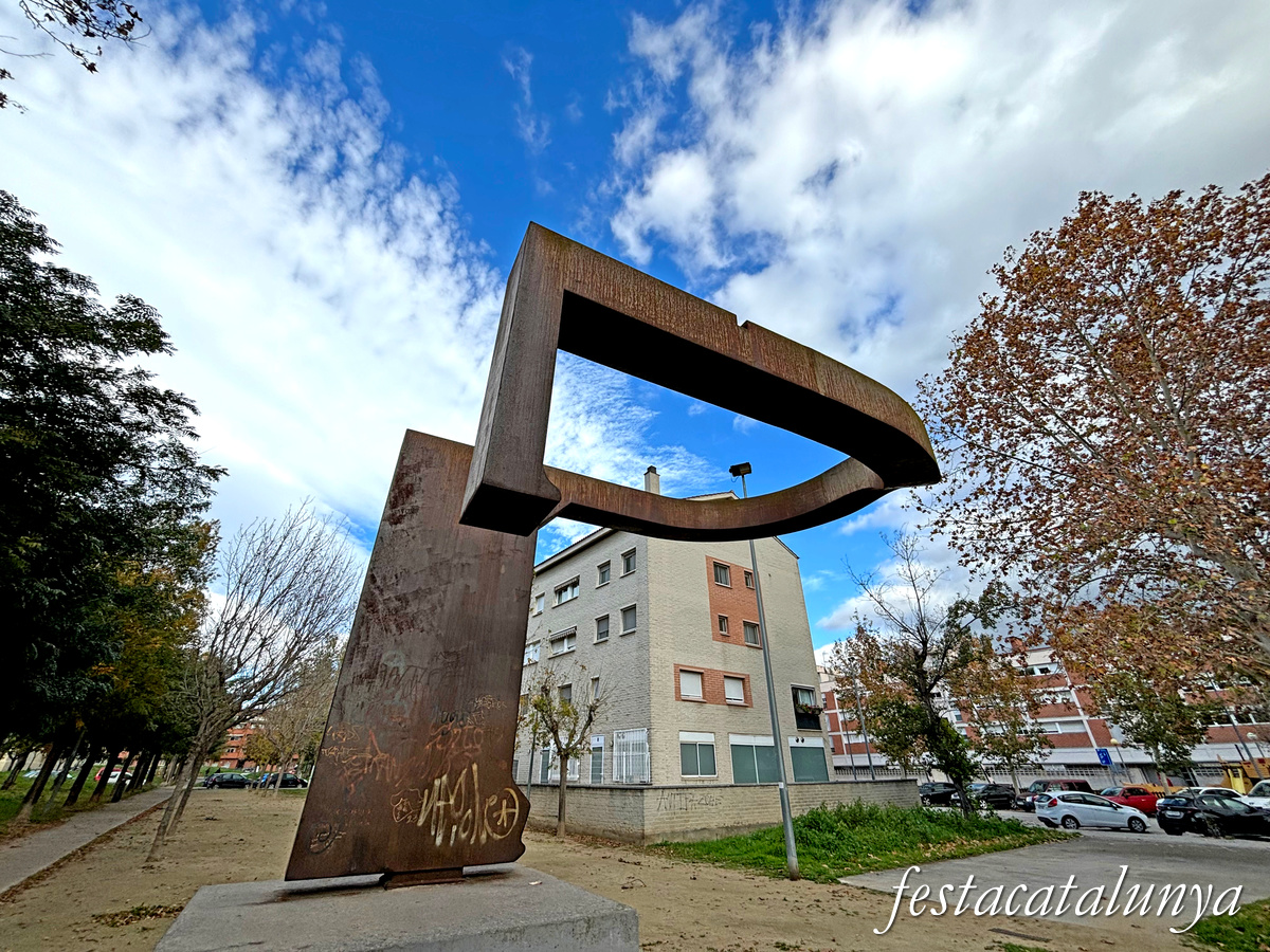 Pallejà - Escultura L'Abraçada 