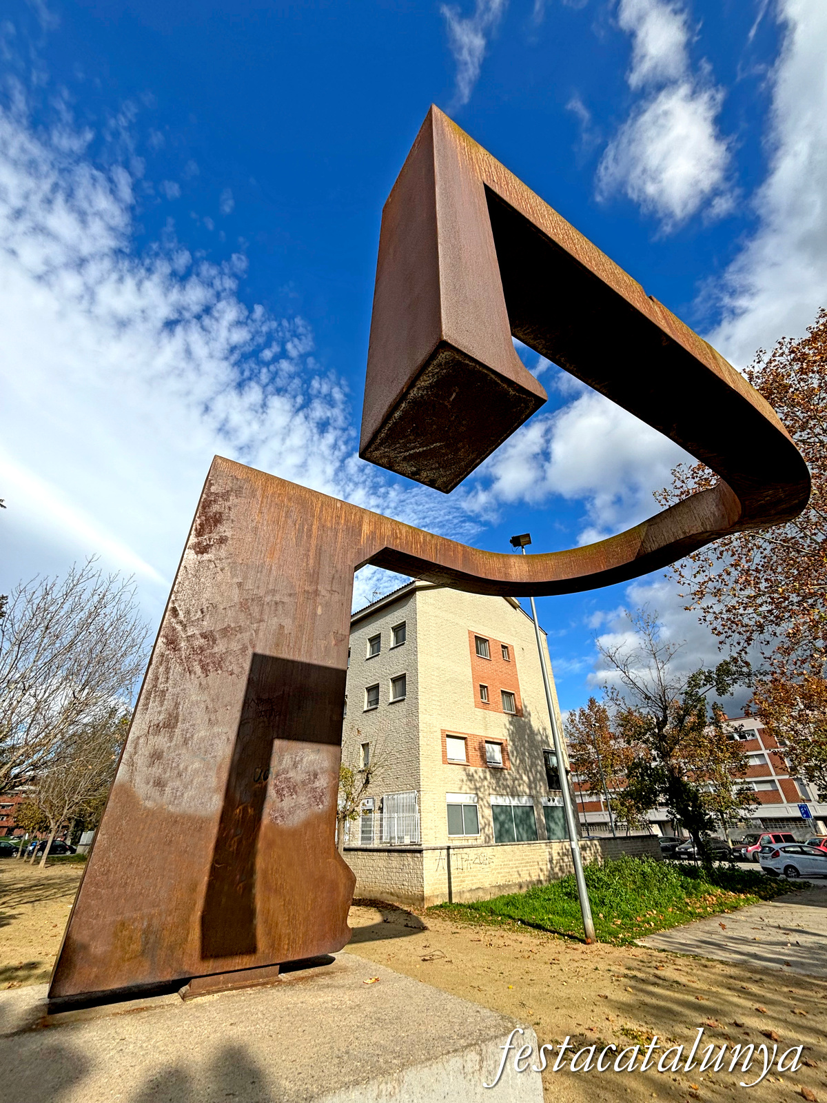 Pallejà - Escultura L'Abraçada