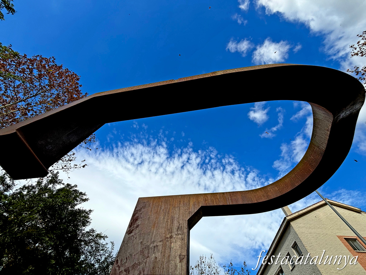 Pallejà - Escultura L'Abraçada 