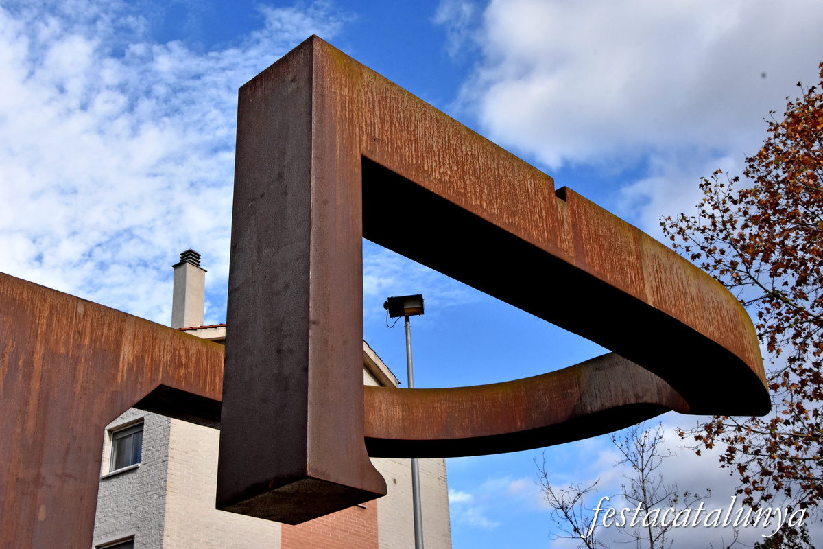 Pallejà - Escultura L'Abraçada
