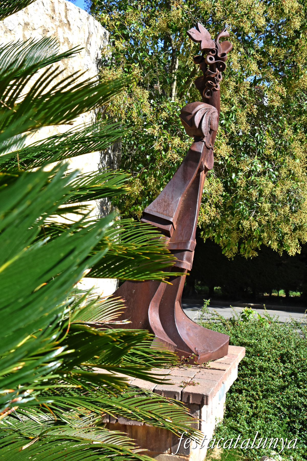 Torrelavit - Escultura Homenatge al raïm 