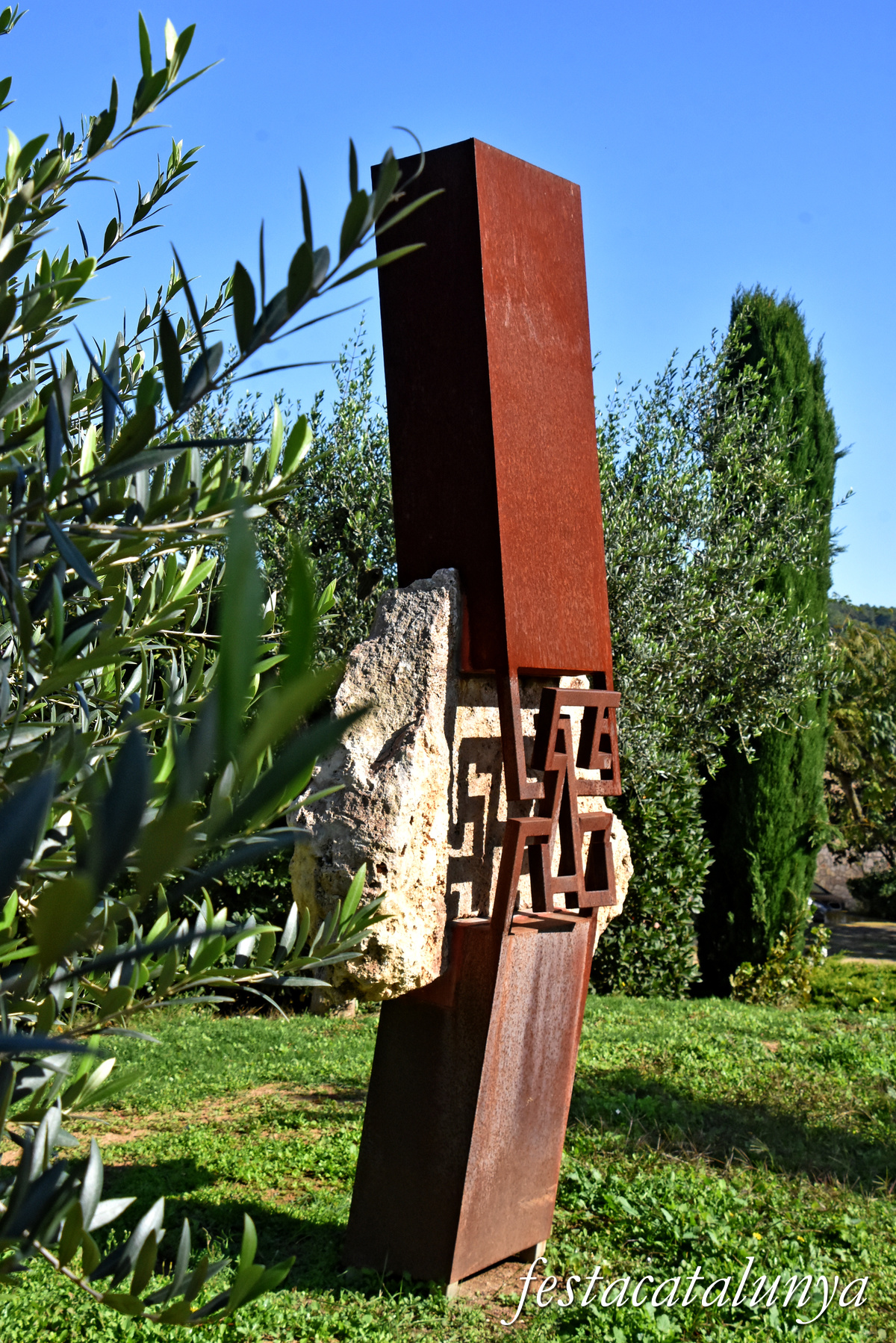 Torrelavit - Escultura El Laberinto