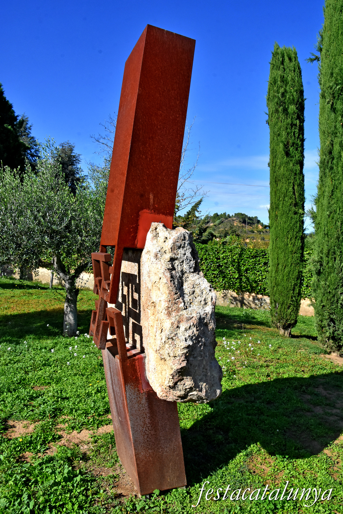 Torrelavit - Escultura El Laberinto 