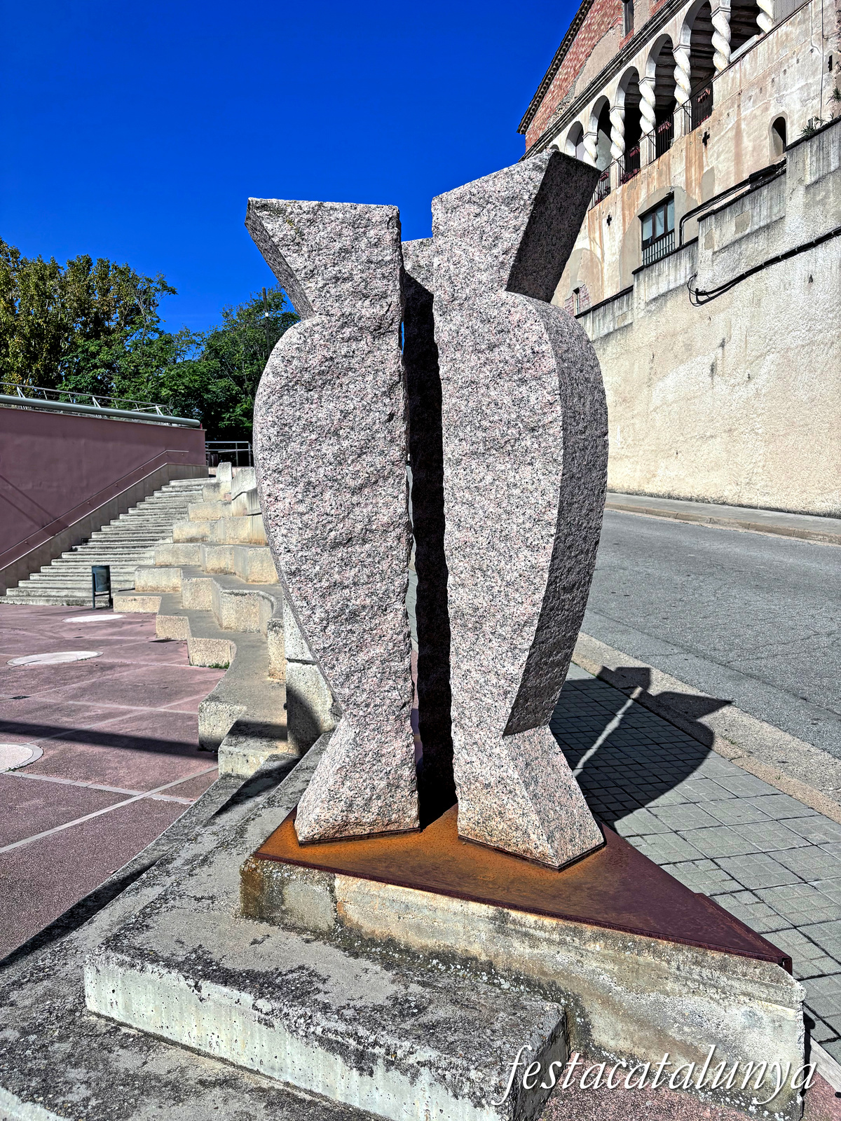 Torrelavit - Escultura El Desparpajo de los cuervos en los sueños