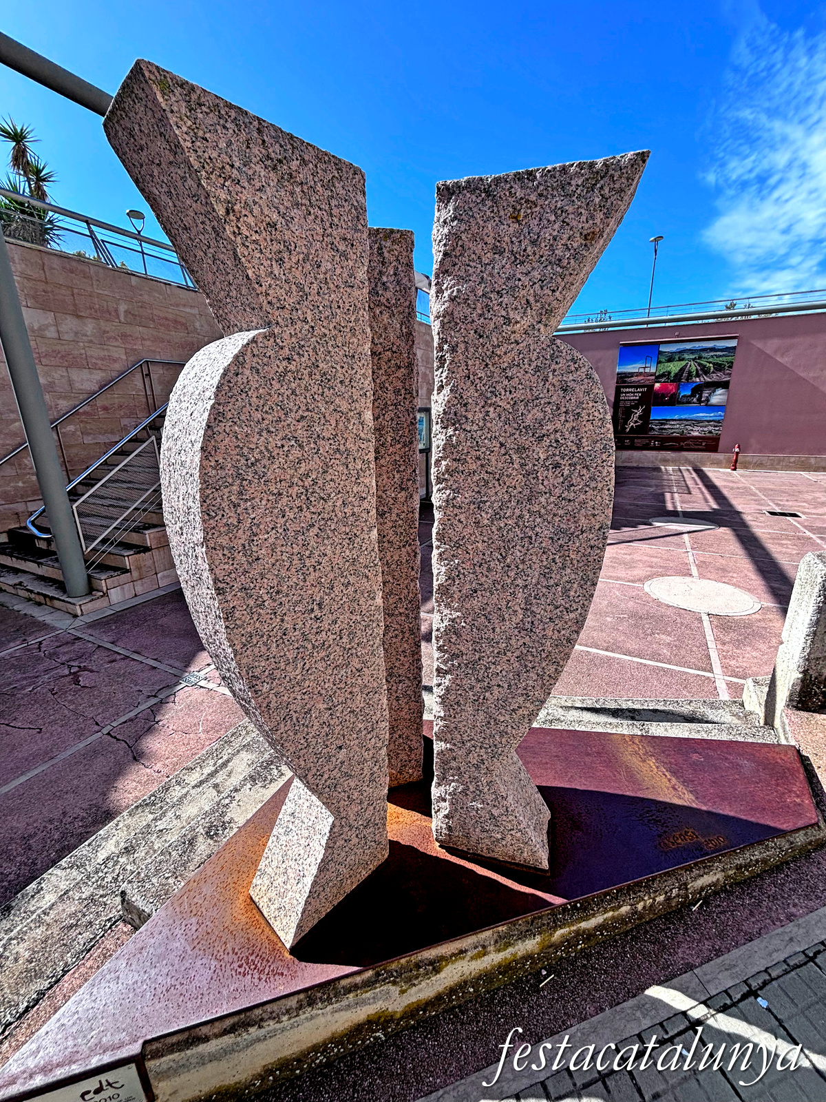 Torrelavit - Escultura El Desparpajo de los cuervos en los sueños