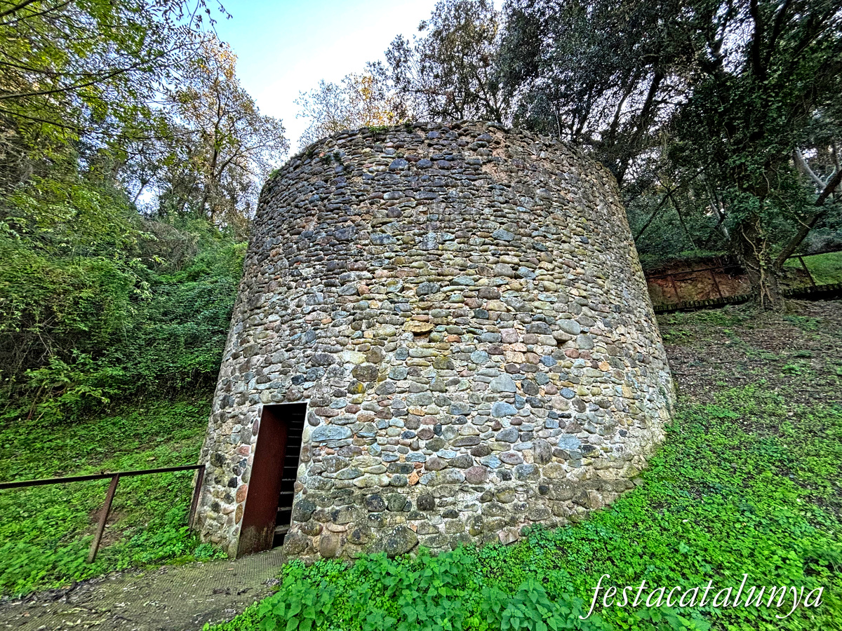 Pou del glaç de Bescanó ***