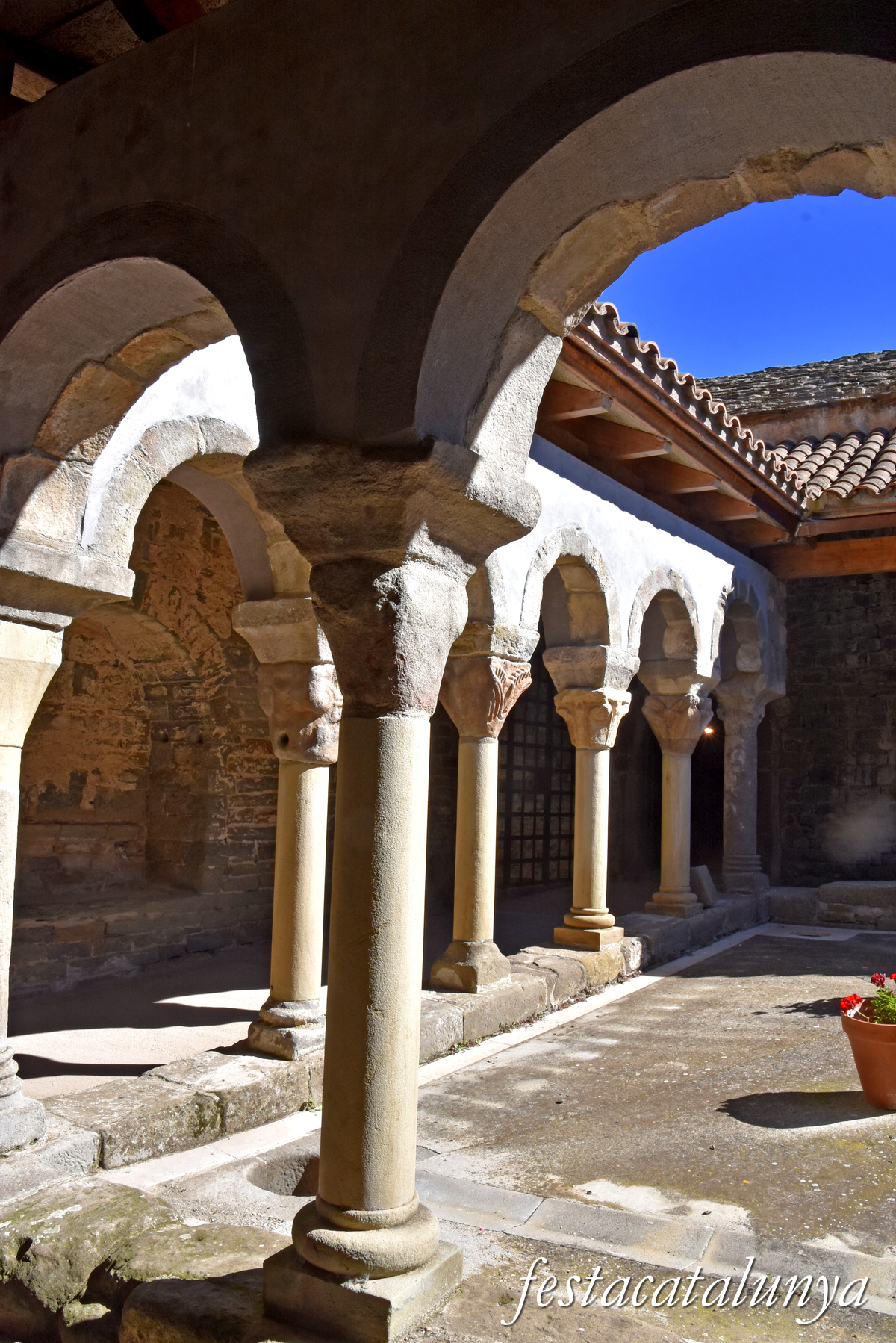 Les Masies de Roda - Claustre del monestir de Sant Pere de Casserres