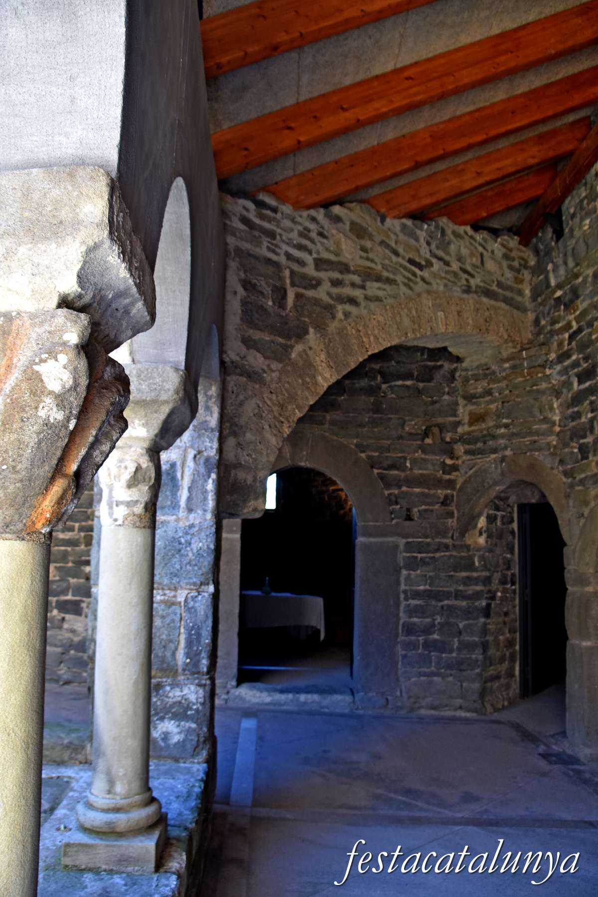 Les Masies de Roda - Claustre del monestir de Sant Pere de Casserres 