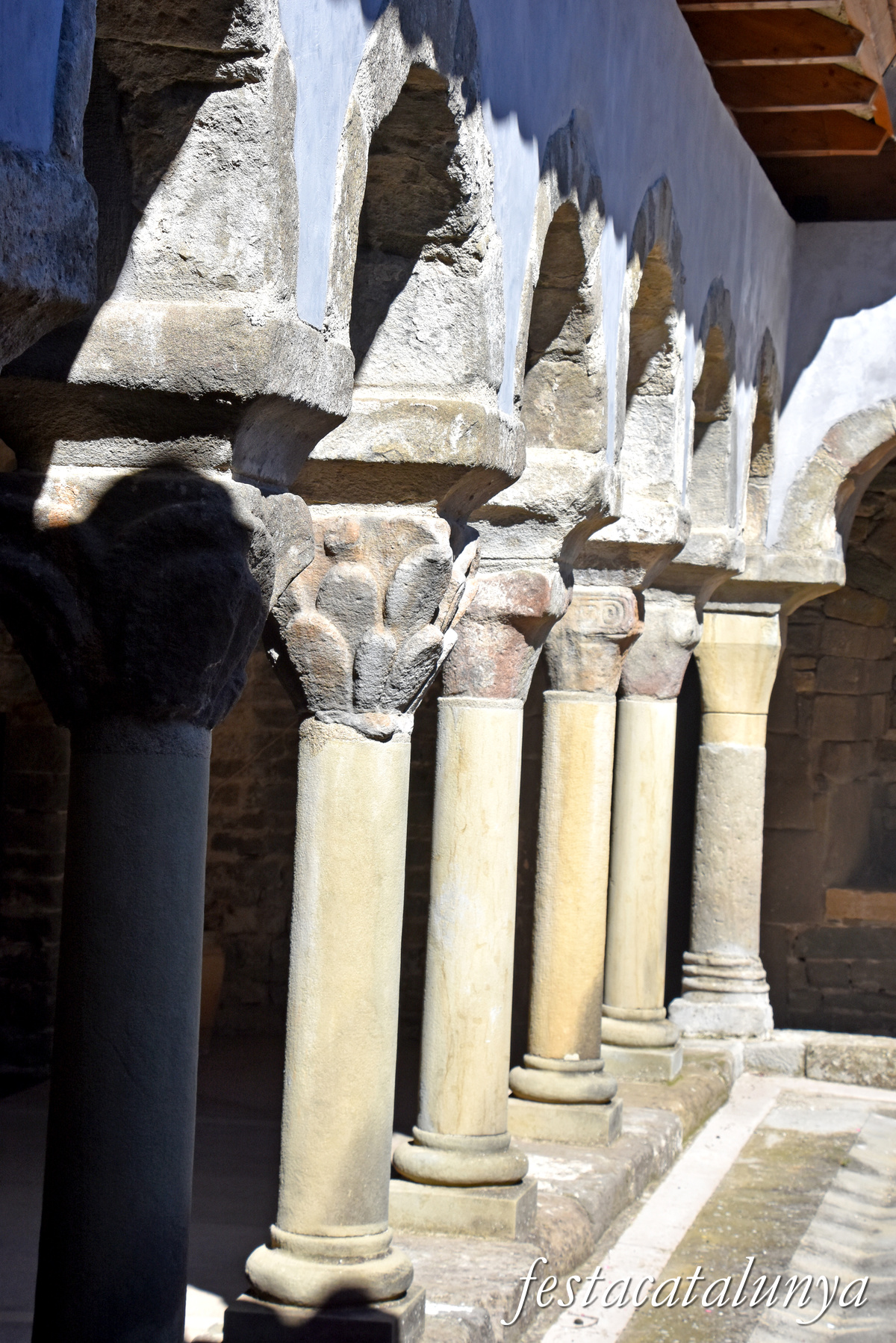 Les Masies de Roda - Claustre del monestir de Sant Pere de Casserres 