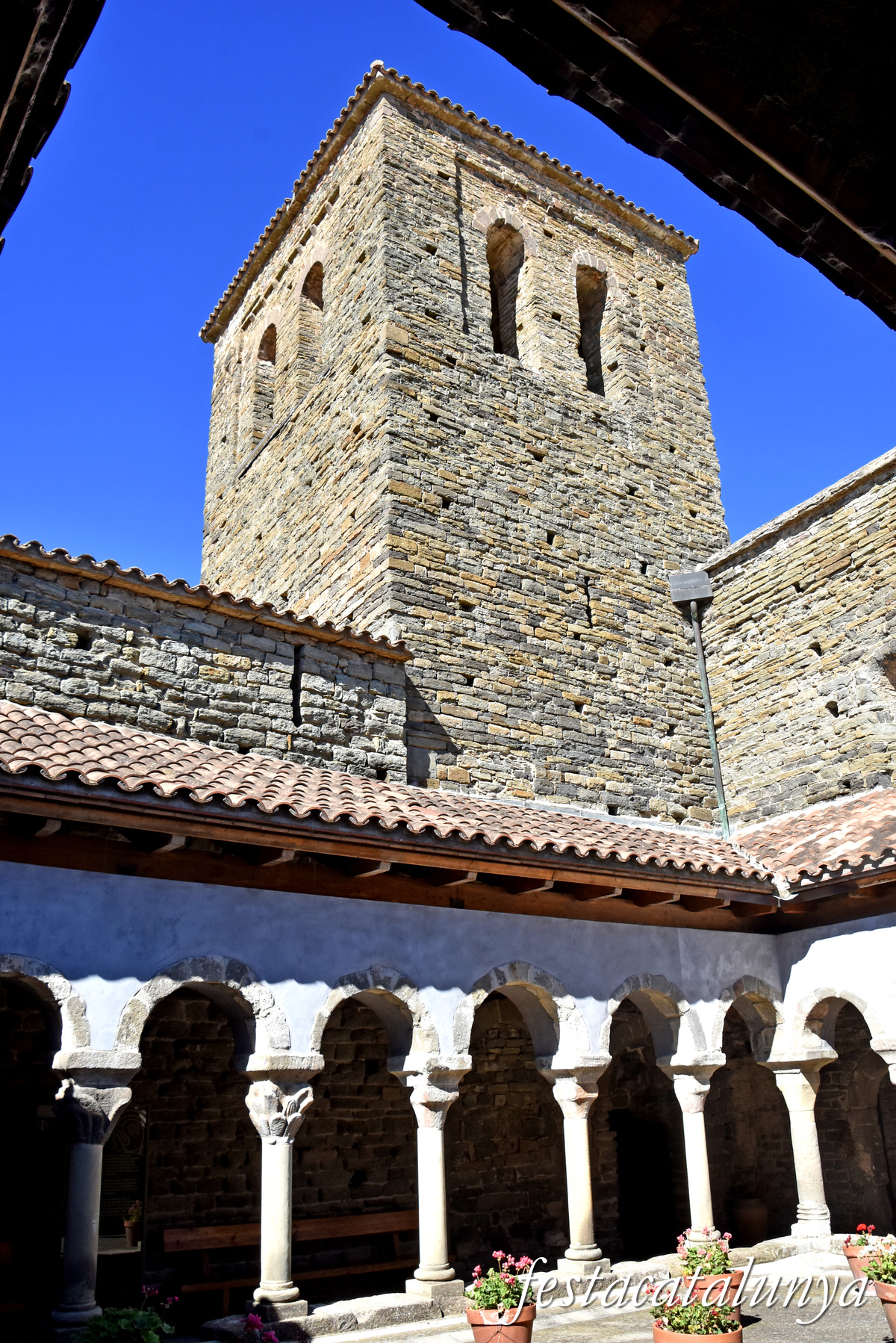 Les Masies de Roda - Claustre del monestir de Sant Pere de Casserres