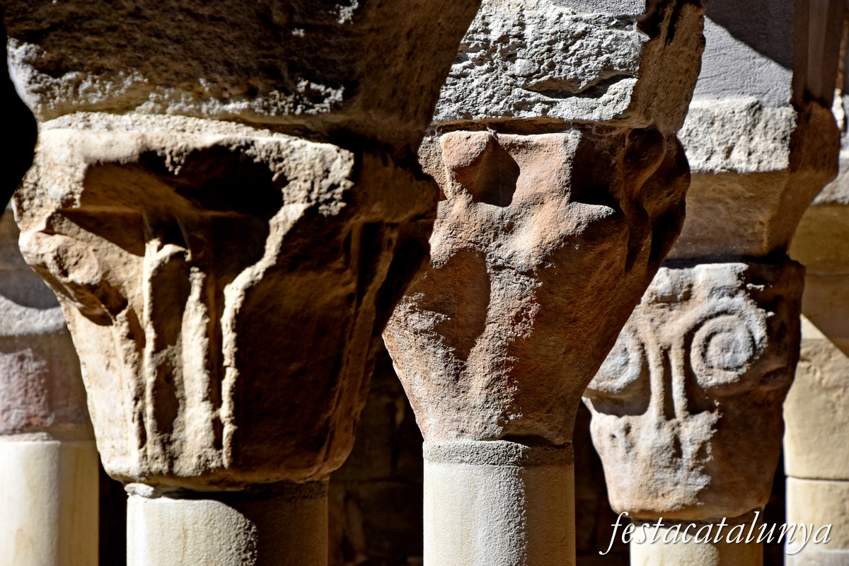 Les Masies de Roda - Claustre del monestir de Sant Pere de Casserres 