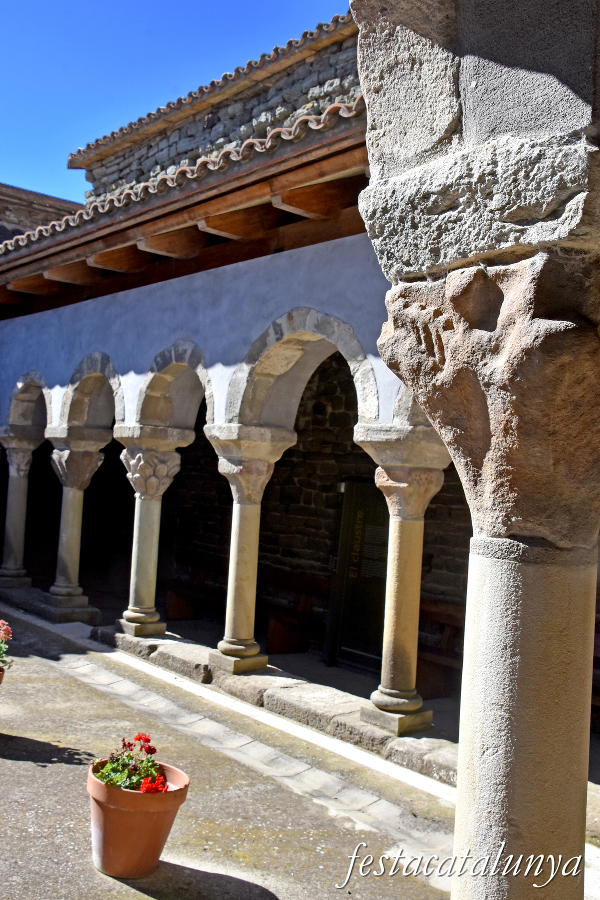 Les Masies de Roda - Claustre del monestir de Sant Pere de Casserres