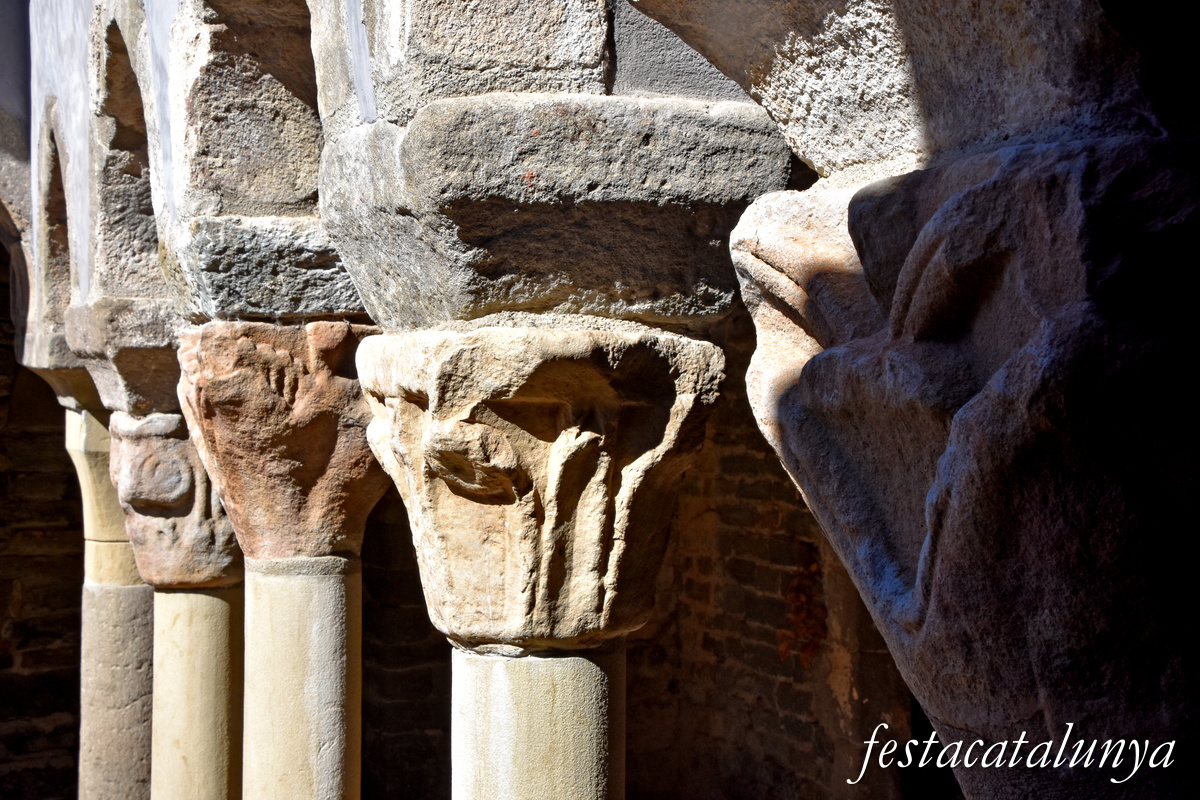 Les Masies de Roda - Claustre del monestir de Sant Pere de Casserres
