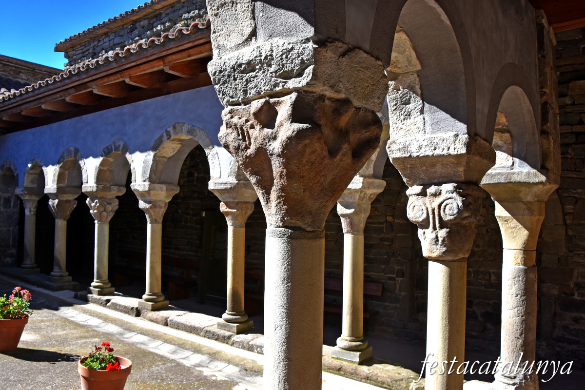 Les Masies de Roda - Claustre del monestir de Sant Pere de Casserres