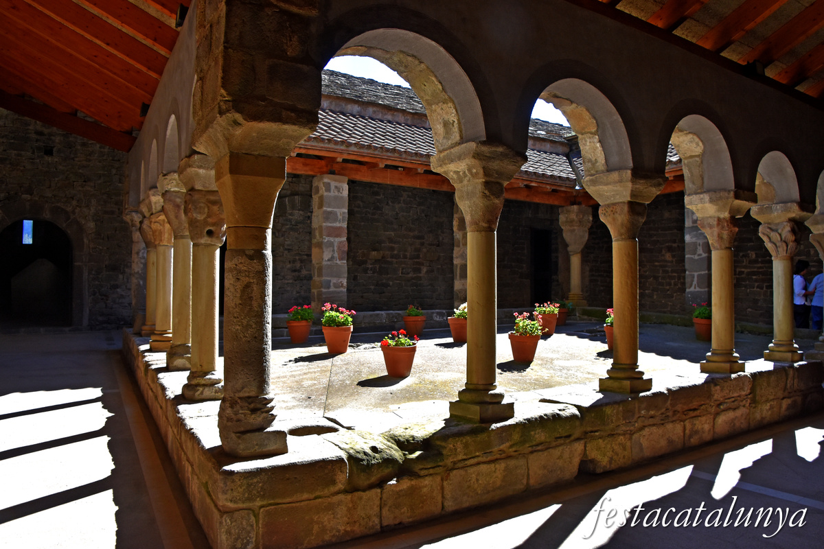 Les Masies de Roda - Claustre del monestir de Sant Pere de Casserres