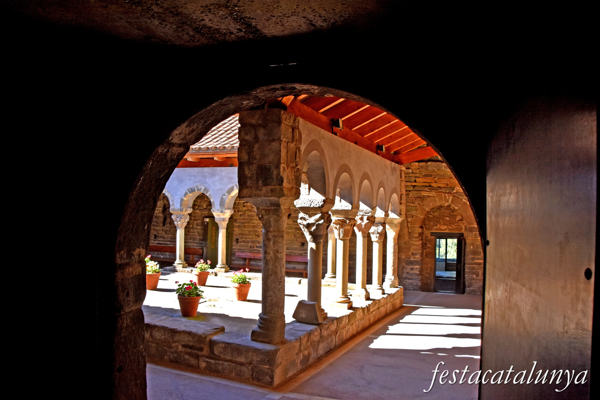 Les Masies de Roda - Claustre del monestir de Sant Pere de Casserres
