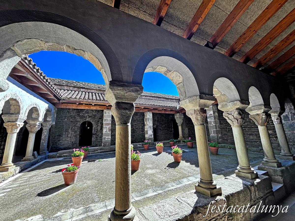 Les Masies de Roda - Claustre del monestir de Sant Pere de Casserres