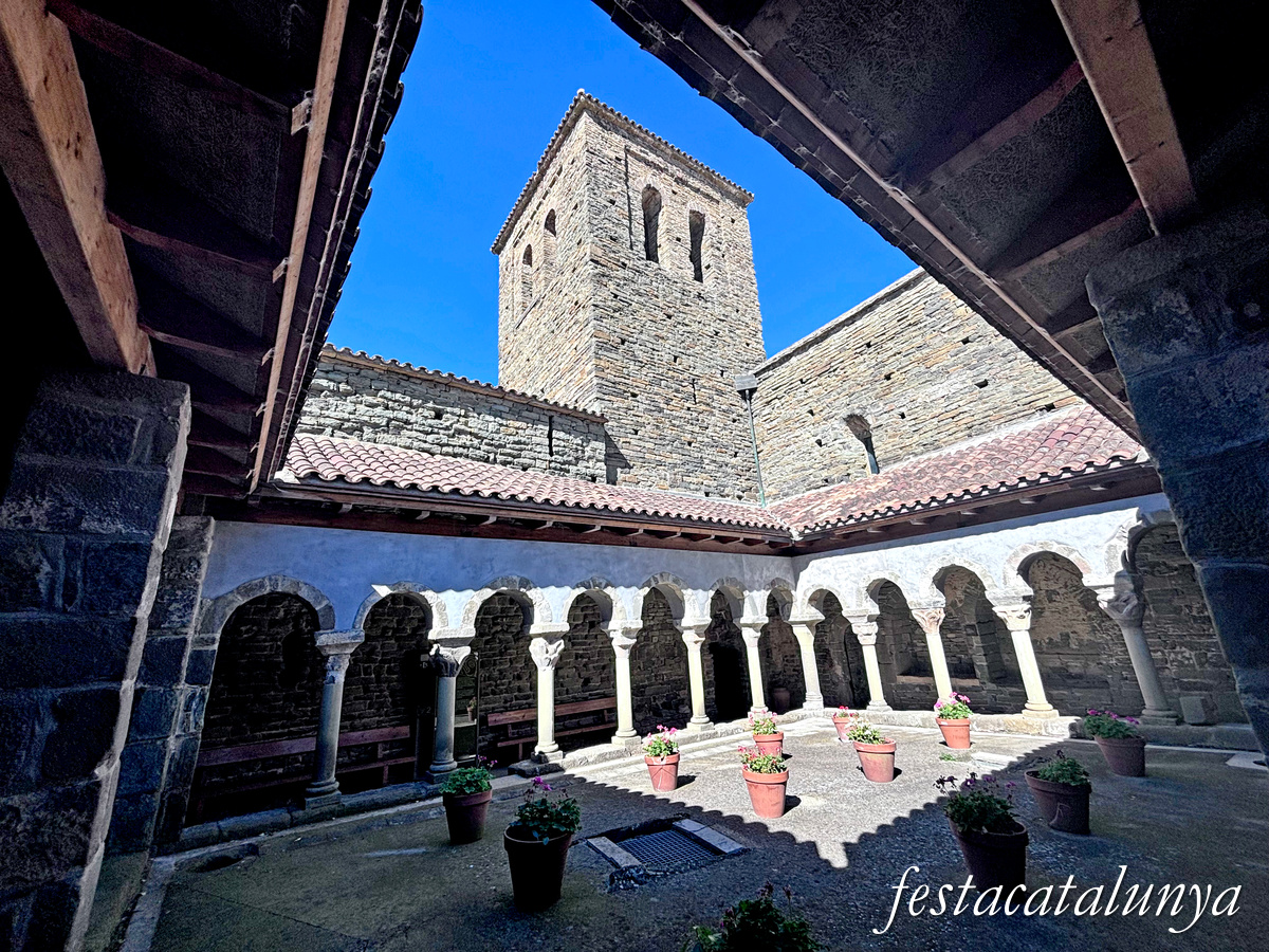 Les Masies de Roda - Claustre del monestir de Sant Pere de Casserres