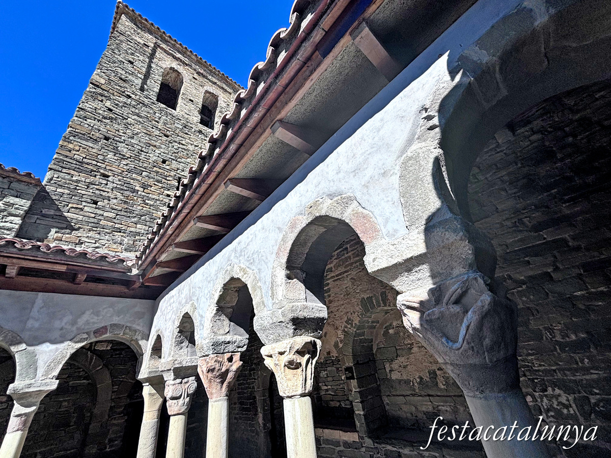 Les Masies de Roda - Claustre del monestir de Sant Pere de Casserres