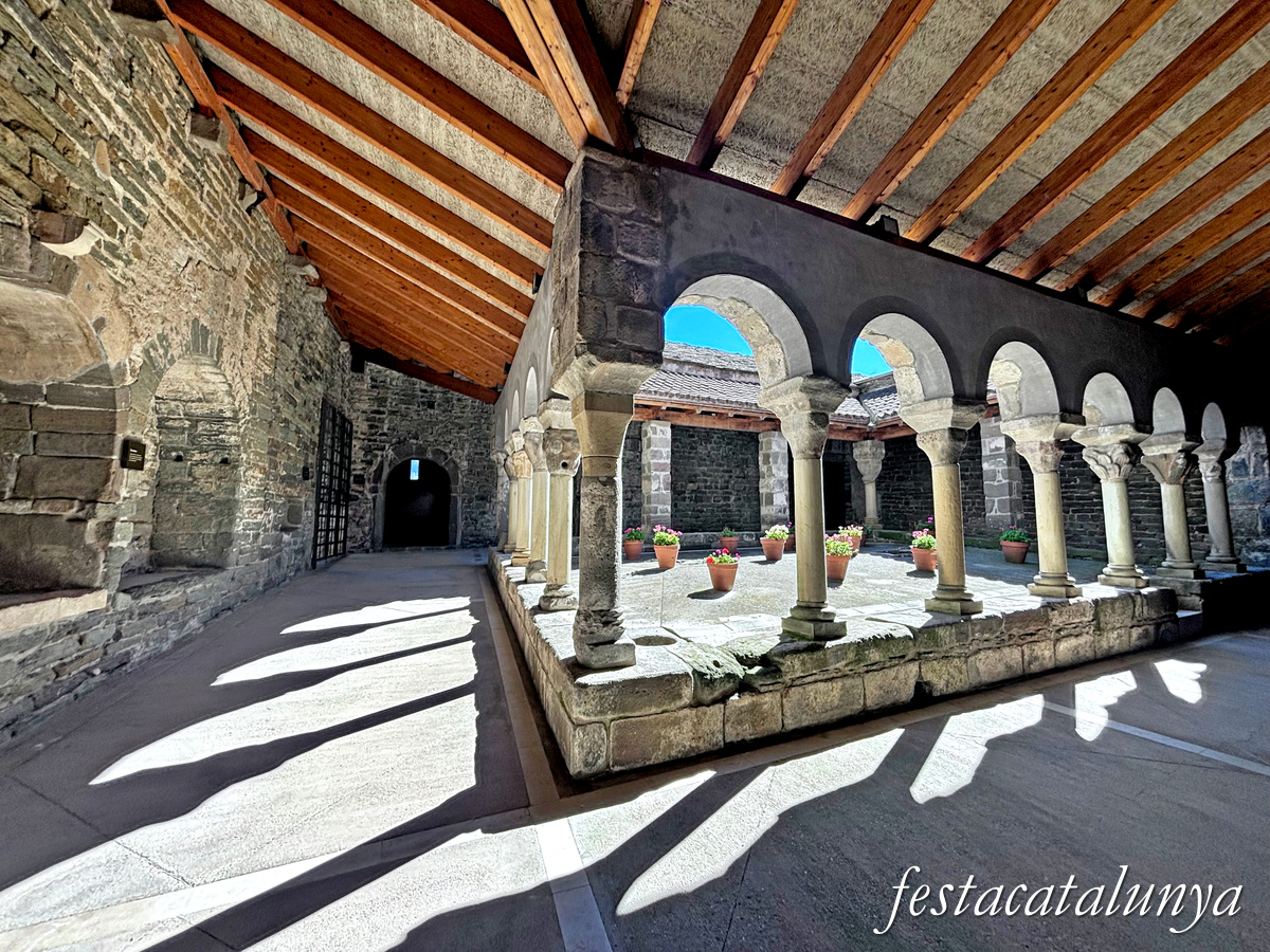 Les Masies de Roda - Claustre del monestir de Sant Pere de Casserres 
