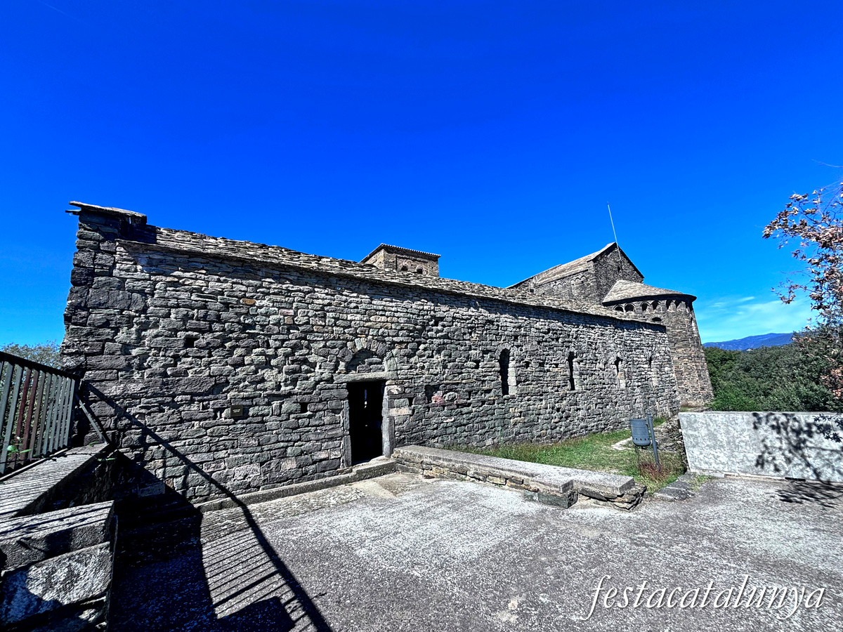 Les Masies de Roda - Dependències i estances del monestir de Sant Pere de Casserres - Letrines