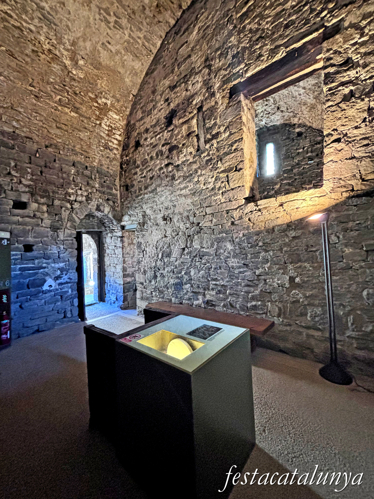 Les Masies de Roda - Dependències i estances del monestir de Sant Pere de Casserres - La Sala Capitular 