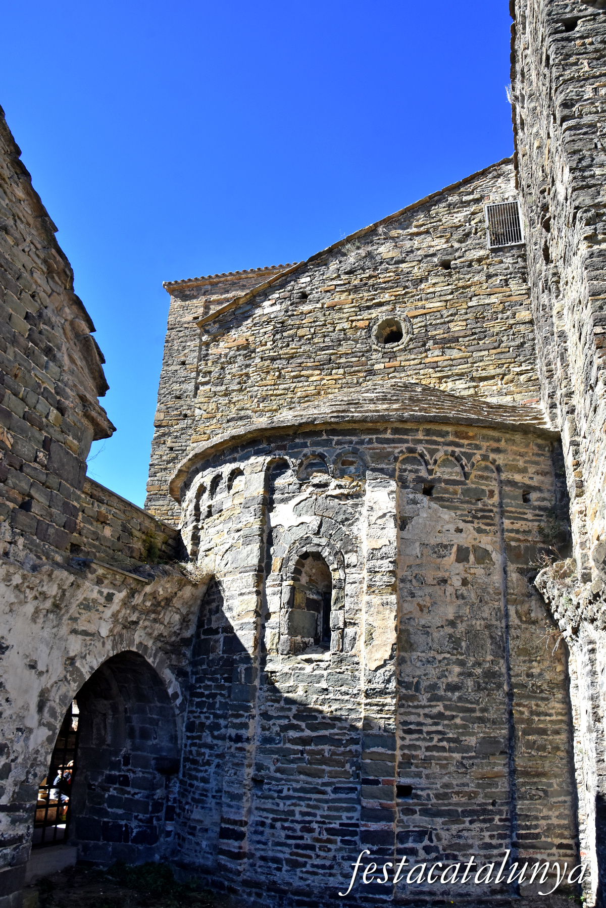Les Masies de Roda - Església del monestir de Sant Pere de Casserres