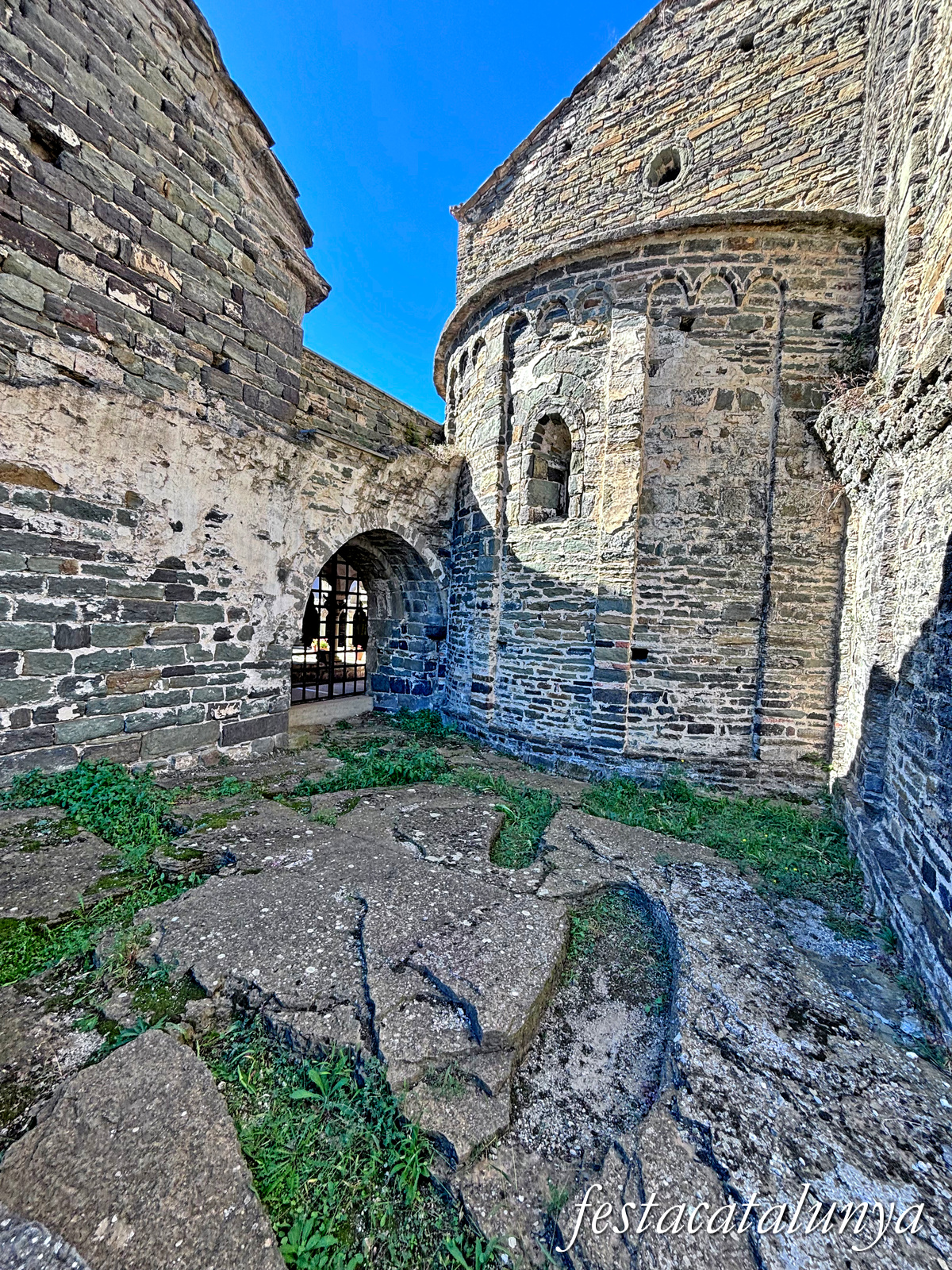 Les Masies de Roda - Necròpolis del monestir de Sant Pere de Casserres
