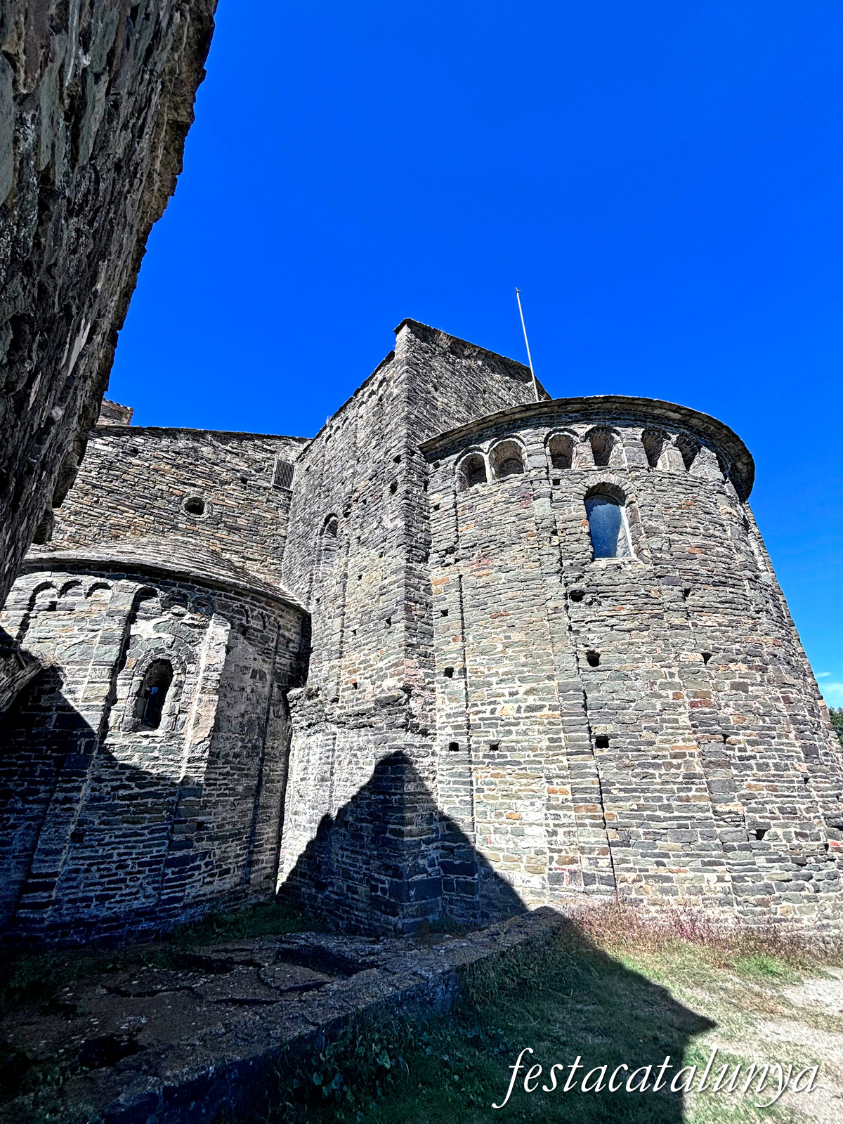 Les Masies de Roda - Necròpolis del monestir de Sant Pere de Casserres 