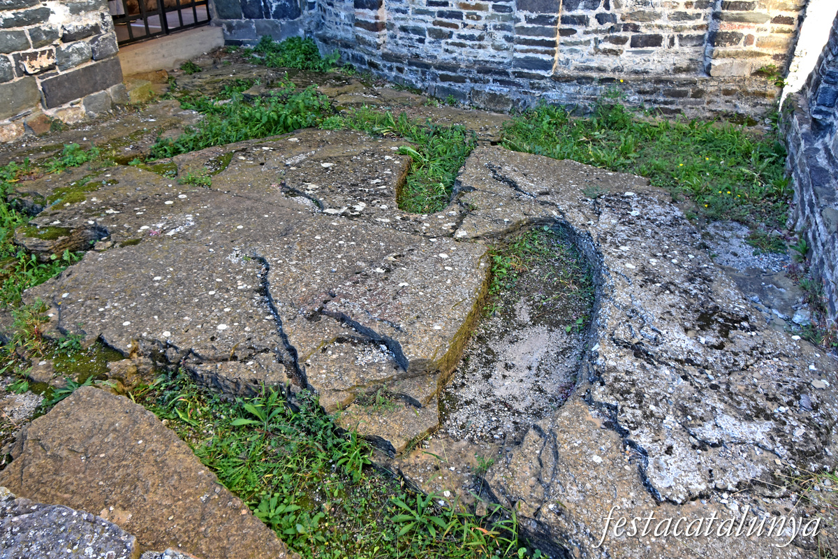 Les Masies de Roda - Necròpolis del monestir de Sant Pere de Casserres