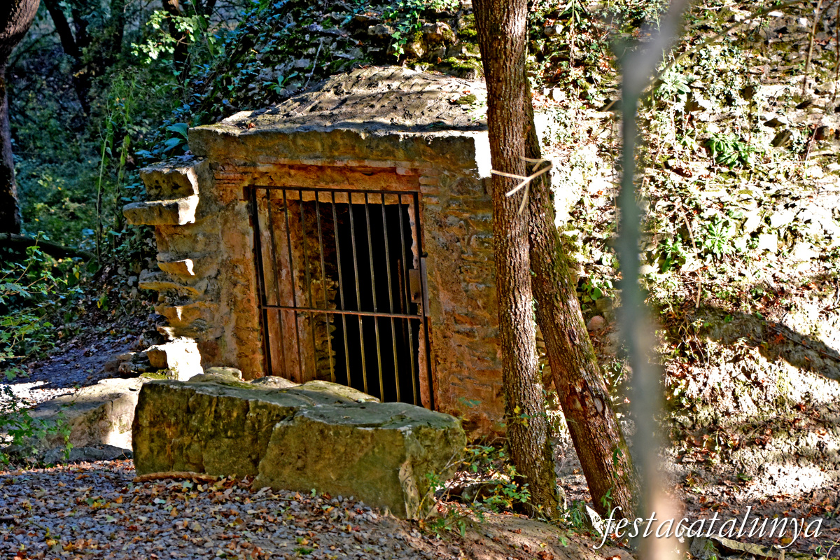 Les Masies de Roda - Pou de glaç de Salou o poua de la Sorralta