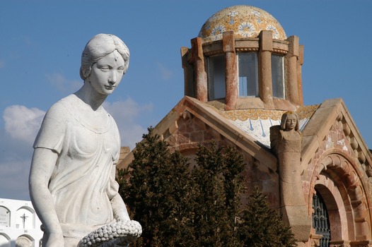 Un passeig per la ciutat de l'eternitat, cementiri al capvespre a Canet de Mar