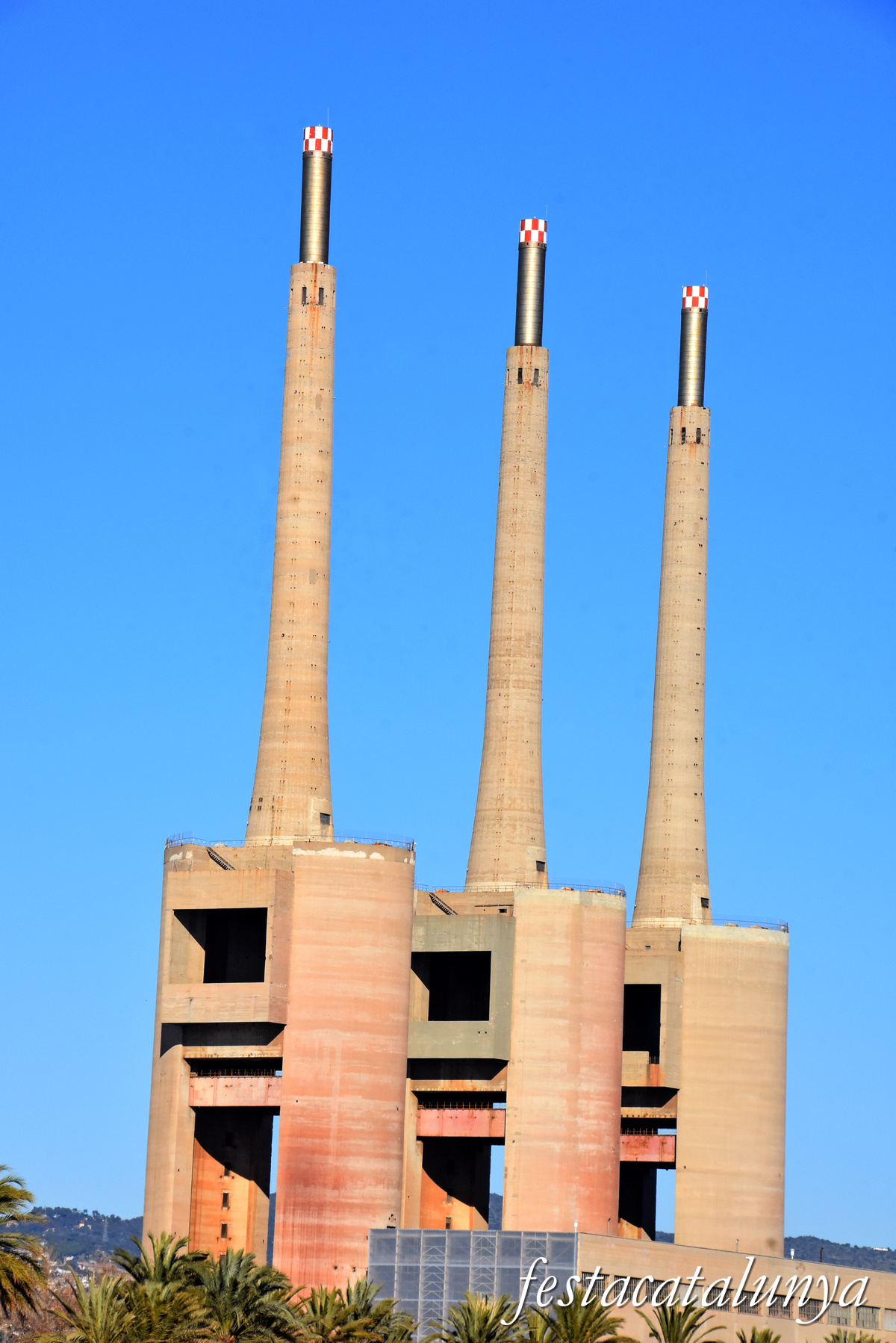 Les Tres Xemeneies de Sant Adrià de Besòs ***