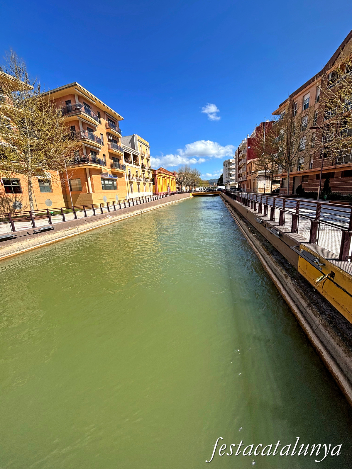 Roquetes - Canal de la dreta de l'Ebre al seu pas per Roquetes 