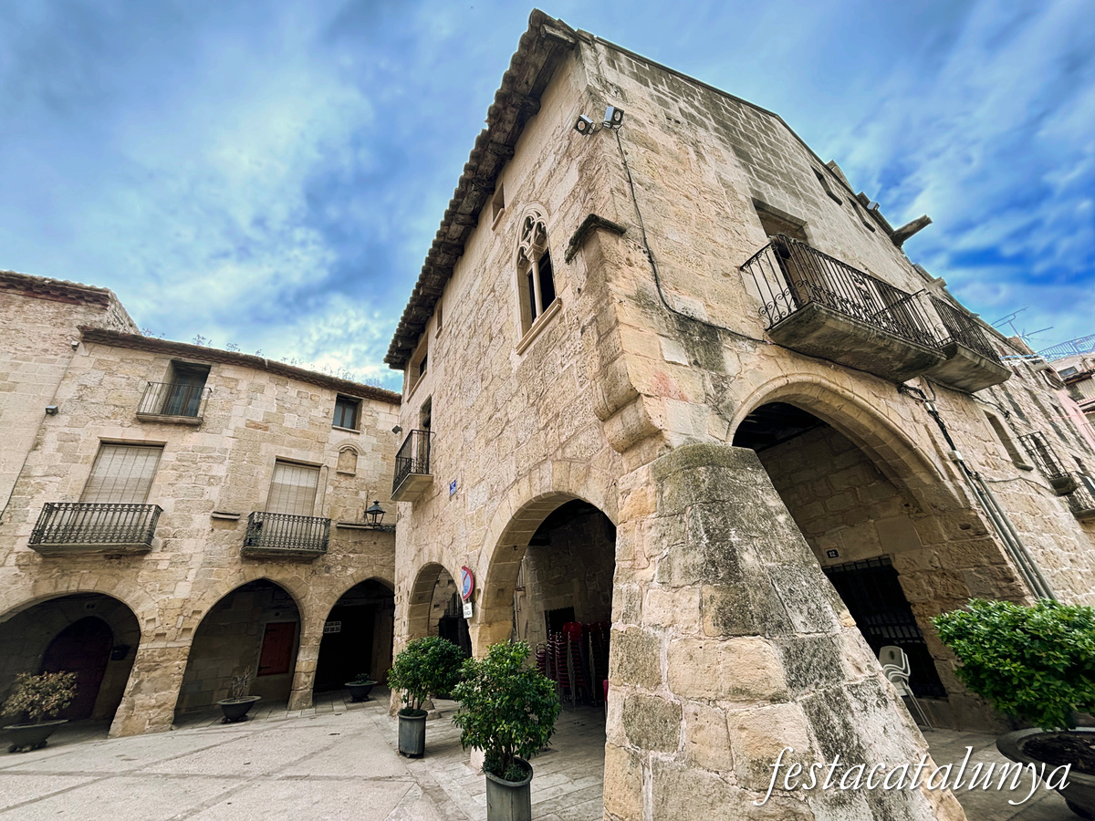 Horta de Sant Joan - Plaça de l'Església 