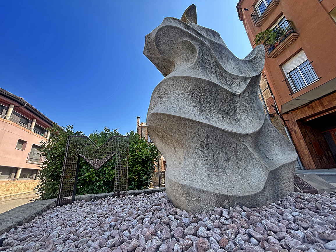 Escultura Ballant amb les onades o Ballarina sobre les ones de Joan Serafini Masdeu a Monistrol de Calders
