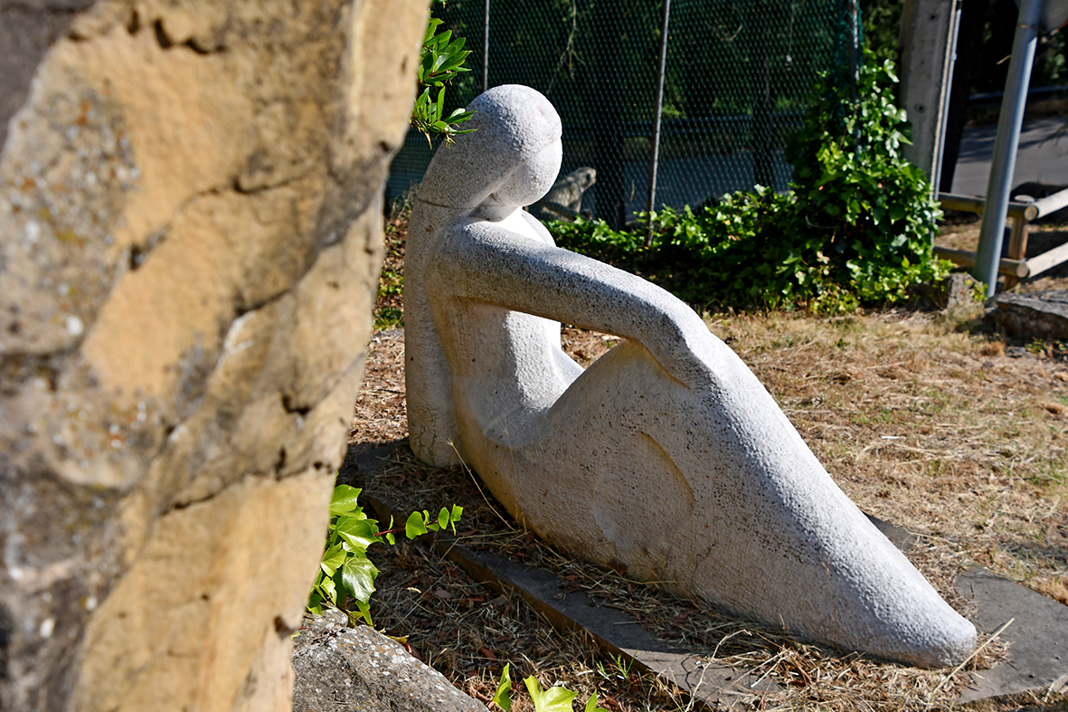 Escultura Dona asseguda de Josep Maria Brull i Pagès a Monistrol de Calders