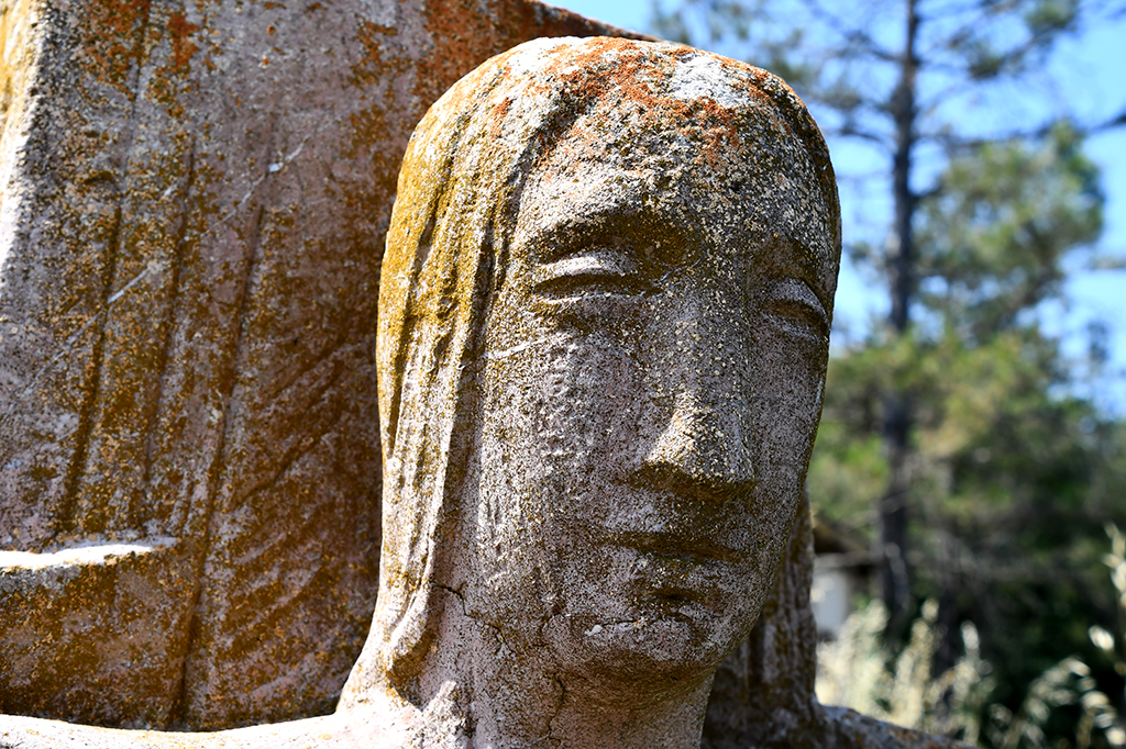 Escultura Dona conquesa de Charles Henry Collet Colomb a Monistrol de Calders