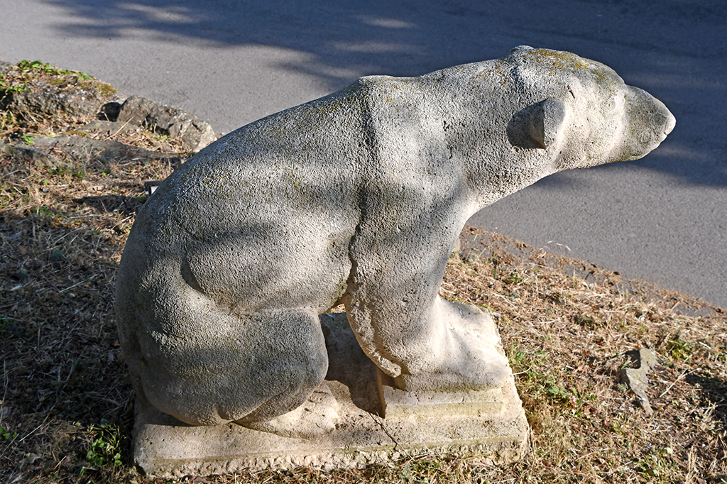 Escultura Ós polar de Josep Garriga i Sauló a Monistrol de Calders