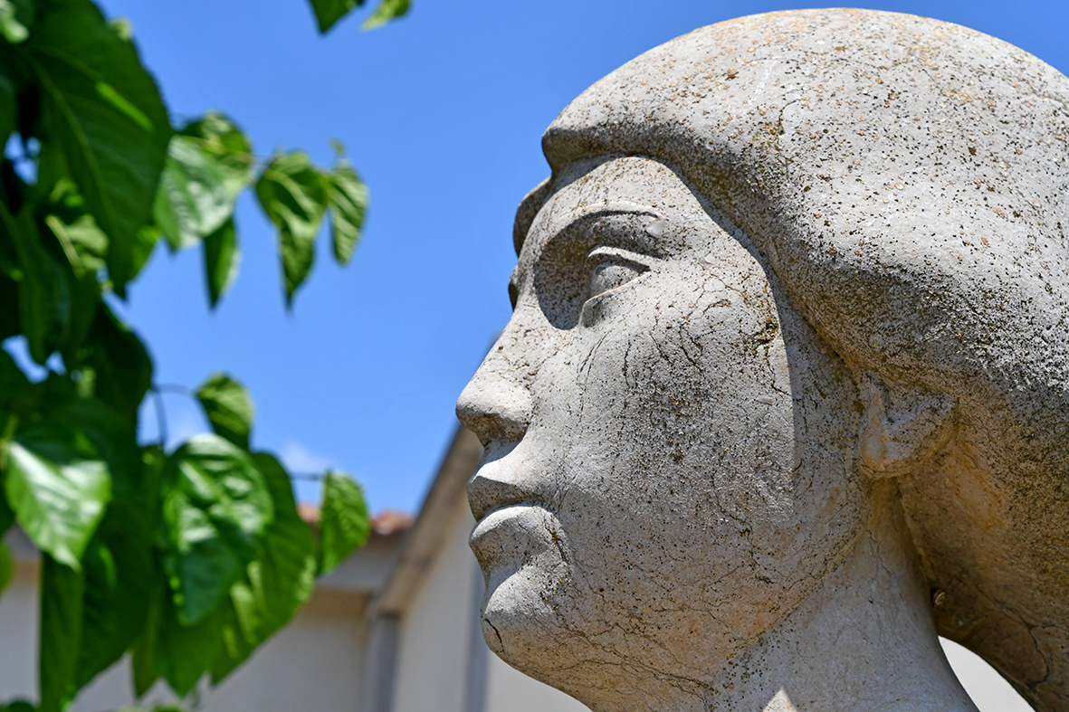 Escultura La Pastora de Ferran Ventura Rodríguez a Monistrol de Calders