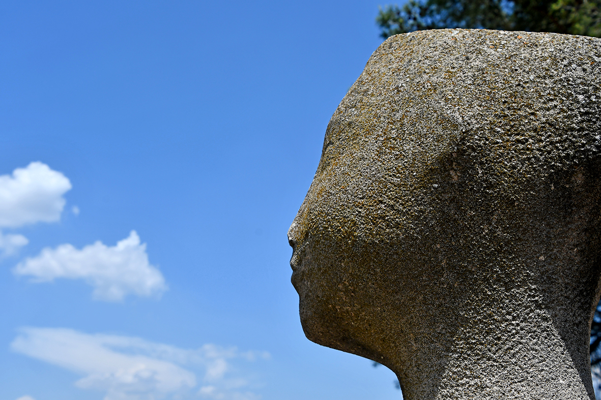 Escultura La puntaire de Benjamín Mustieles Navarro a Monistrol de Calders