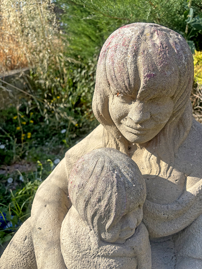 Escultura Maternidad peruana de Jacinto Bustos Vasallo a Monistrol de Calders