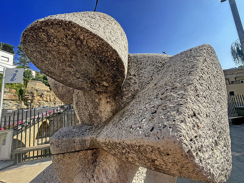 Escultura Sísif (Miner-Picapedrer) de César Montaña García a Monistrol de Calders